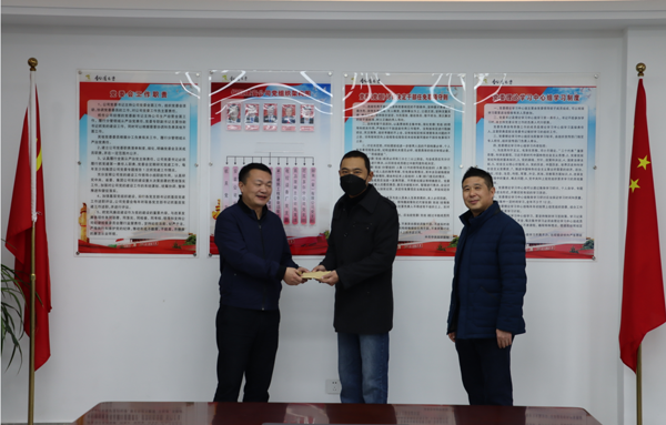集團(tuán)公司黨委委員、副總經(jīng)理胡新付到公司走訪慰問